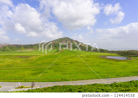 以阿蘇山花為背景,以烏帽山盛開的草千里丘風景(阿蘇山中岳及阿蘇火山口週邊) 以阿蘇山花為背景,以烏帽山盛開的草千里丘風景(阿蘇山中岳及阿蘇火山口週邊) 114414538
