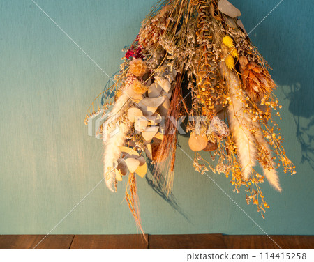 Dried flowers (hanging/illuminated) 114415258