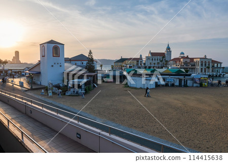 Momochi seaside park and Marizon hall at sunset, Fukuoka Momochi seaside park and Marizon hall at sunset, Fukuoka 114415638
