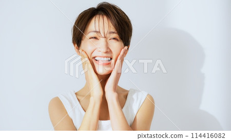 A woman in her 40s bathing in sunlight: Skin care A woman in her 40s bathing in sunlight: Skin care 114416082