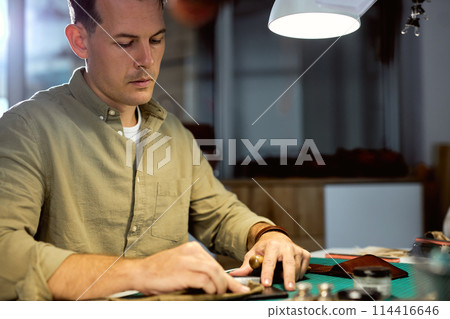 The finishing process of making leather wallet The finishing process of making leather wallet 114416646