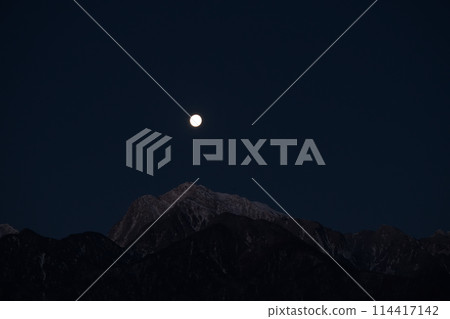 彌生三月，南阿爾卑斯山凱駒岳上空的彌生月 114417142