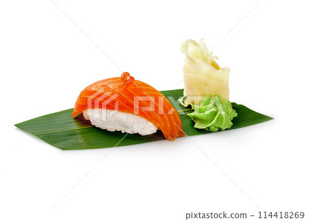 Salmon nigiri sushi with roe, ginger and wasabi on bamboo leaf 114418269