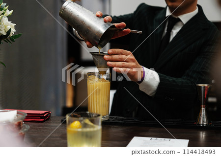 Preparation of a delicious cocktail based on juice and fruit. Preparation of a delicious cocktail based on juice and fruit. 114418493