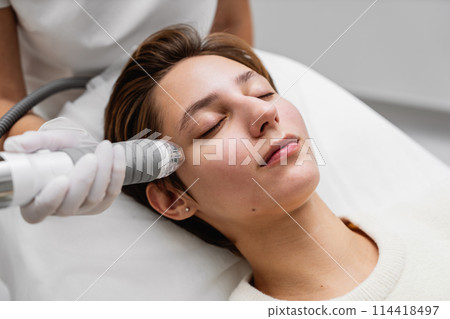 Microneedle RF lifting procedure. Hardware cosmetology. 114418497