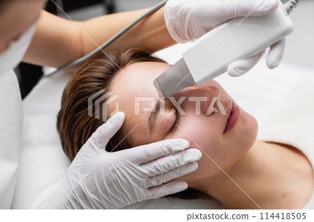 Ultrasonic cleaning of the face. Skin peeling. Ultrasonic cleaning of the face. Skin peeling. 114418505