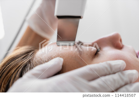Ultrasonic cleaning of the face. Skin peeling. Ultrasonic cleaning of the face. Skin peeling. 114418507