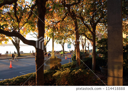 Vancouver downtown on sunny autumn day 114418888