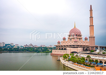 Scenery of Putra Mosque, Putrajaya, Malaysia Scenery of Putra Mosque, Putrajaya, Malaysia 114420017