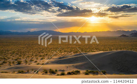 廣闊的沙漠非洲沙漠日落 廣闊的沙漠非洲沙漠日落 114420412
