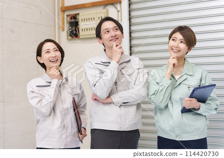 Staff working in a warehouse 114420730