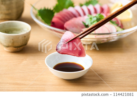 Marinating bonito sashimi in soy sauce 114421081