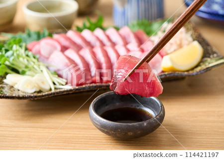 Bonito sashimi 114421197