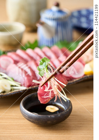 Bonito sashimi 114421199