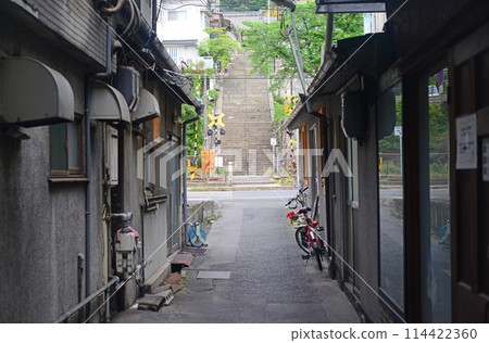 從尾道的小巷到慈光寺參道的樓梯前的鐵路道口景觀 -3 從尾道的小巷到慈光寺參道的樓梯前的鐵路道口景觀 -3 114422360