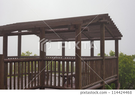 公園裡的休息處被霧氣籠罩 114424468