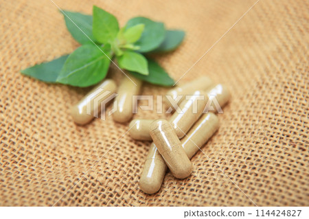 Herbal capsules medicine from green herb for healthy eating in daily life Herbal capsules medicine from green herb for healthy eating in daily life 114424827