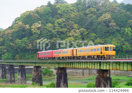 A story of crossing the Hijikawa Bridge on the Iyonada Sea A story of crossing the Hijikawa Bridge on the Iyonada Sea 114424966