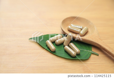 Herbal capsules medicine from green herb for healthy eating in daily life Herbal capsules medicine from green herb for healthy eating in daily life 114425115