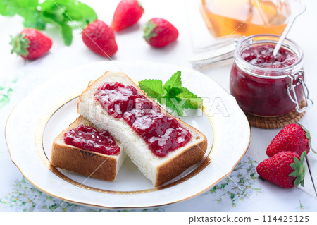 草莓醬吐司 114425125
