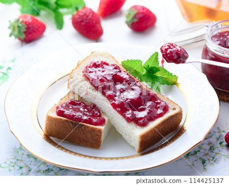 Strawberry jam toast 114425137