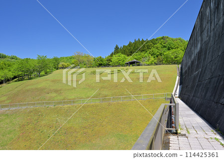 View of the park downstream of Hiyoshi Dam (Hiyoshicho, Nantan City, Kyoto Prefecture) 114425361