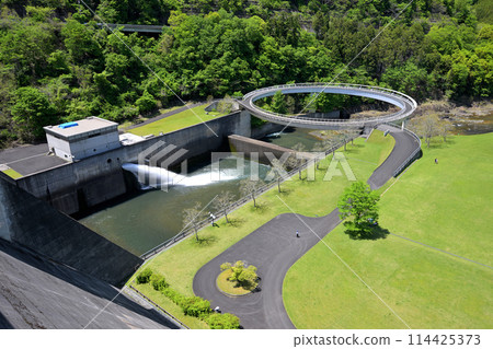 View of the park downstream of Hiyoshi Dam (Hiyoshicho, Nantan City, Kyoto Prefecture) View of the park downstream of Hiyoshi Dam (Hiyoshicho, Nantan City, Kyoto Prefecture) 114425373
