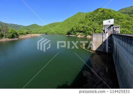 大野水庫上游的彩虹湖景色(京都府南丹市美山町) 大野水庫上游的彩虹湖景色(京都府南丹市美山町) 114425831