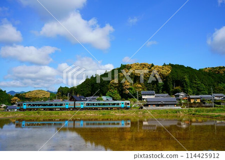 [Dosan Line in early summer] Water mirror and express train Ashizuri 114425912