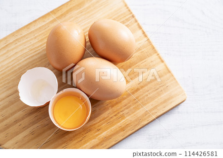 Raw egg  114426581