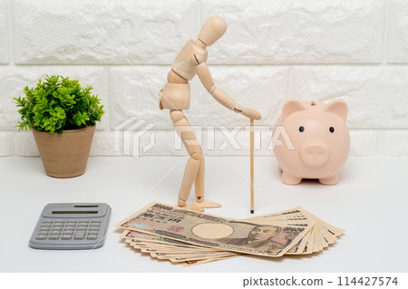 Image of retirement funds with old people and money 114427574
