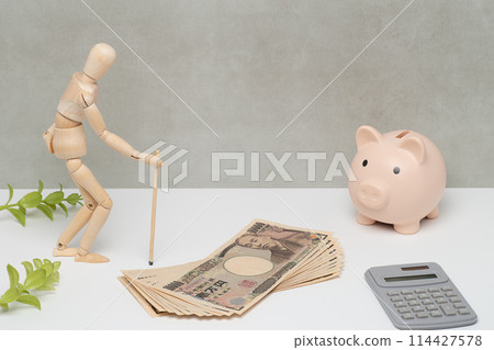 退休基金與老人和金錢的形象 退休基金與老人和金錢的形象 114427578