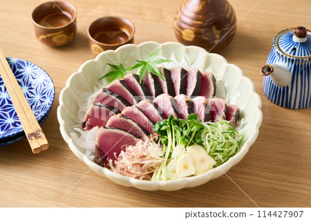 Seared bonito on a plate 114427907