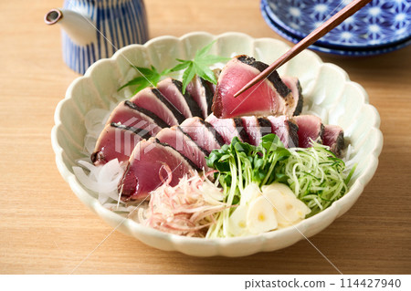 烤好的鰹魚放在盤子裡 烤好的鰹魚放在盤子裡 114427940