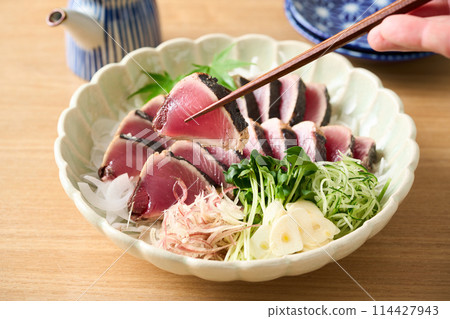 烤好的鰹魚放在盤子裡 烤好的鰹魚放在盤子裡 114427943