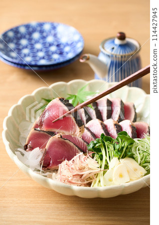 Seared bonito on a plate 114427945