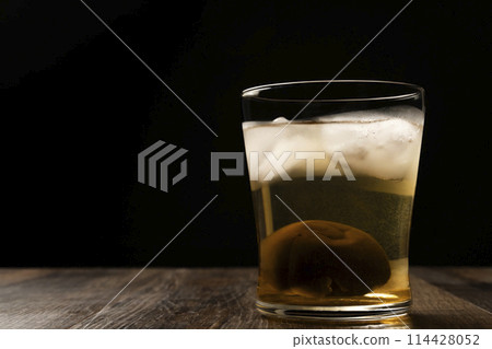 Plum wine 114428052