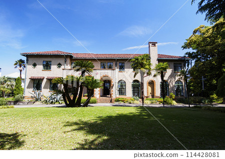 Yamate Western-style Hall (Berrick Hall) surrounded by fresh greenery 114428081