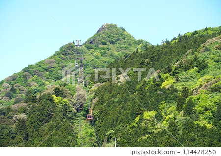 Young leaves line the mountain. A view of Mt. Nyotai and the ropeway from the top of Mt. Tsukuba. 114428250