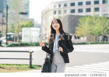 行走在城市的職業女性 114428272