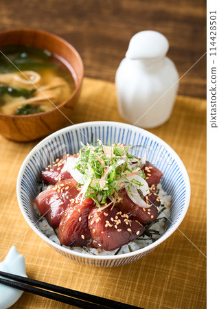 Pickled rice bowl of bonito 114428501