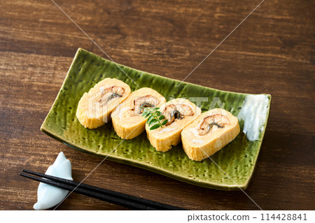 Umaki (eel omelet) Umaki (eel omelet) 114428841