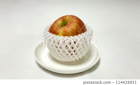 蘋果受到網狀緩衝材料的保護 蘋果受到網狀緩衝材料的保護 114428951