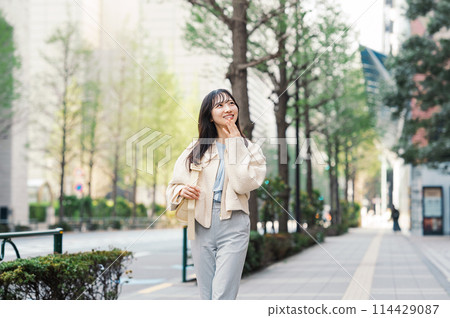 一個女人快樂地在城裡散步 一個女人快樂地在城裡散步 114429087