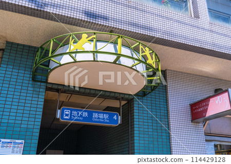 日本橫濱城市景觀 橫濱市營地鐵大通場站 4 號出口視圖。貓... = 5 月 10 日 114429128