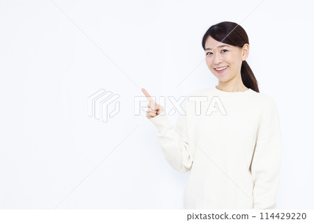 woman pointing finger 114429220