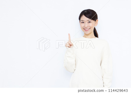 woman pointing finger woman pointing finger 114429643