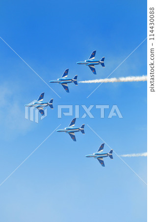 Blue impulse acrobatic flight 114430088