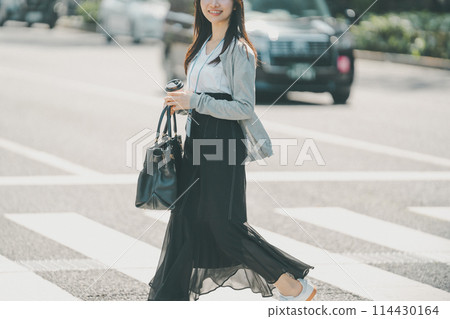 出去吃午餐的職業婦女在城市的人行道上行走 114430164