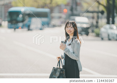 出去吃午餐的職業婦女在城市的人行道上行走 出去吃午餐的職業婦女在城市的人行道上行走 114430167